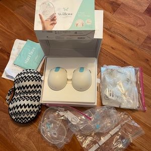 Willow nursing breast pump and accessories